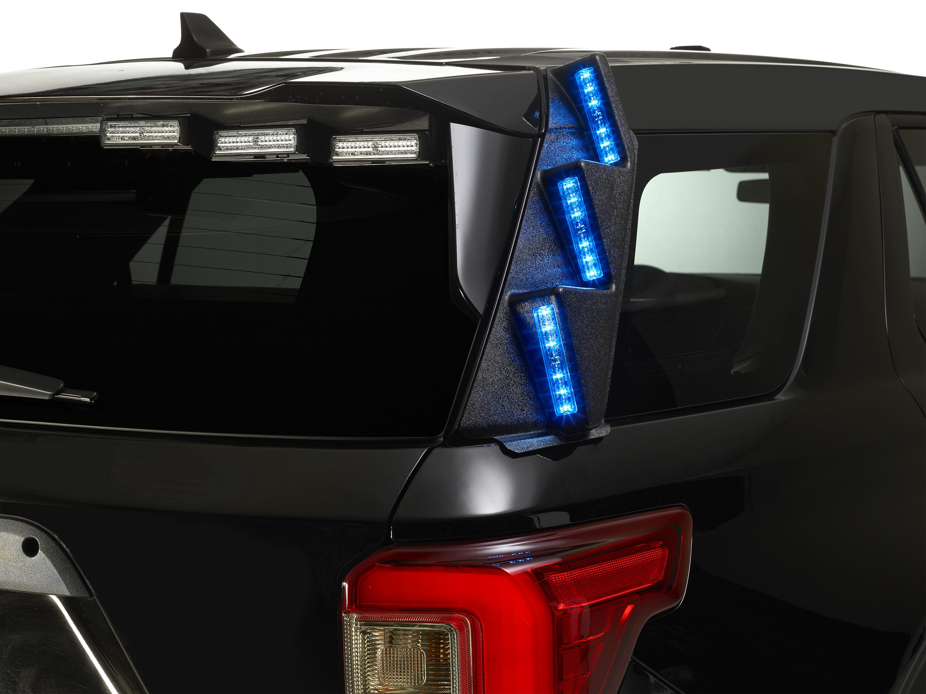 Close-up of a vehicle’s rear, showing three vertical blue emergency lights on the pillar and additional lights on the rear window.